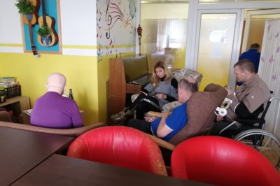 Biblioterapia s dobrovoľníčkou.