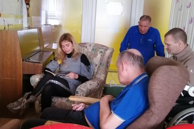 Biblioterapia s dobrovoľníčkou.