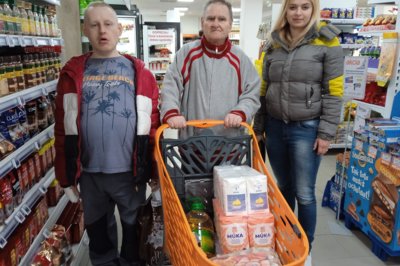 Nákup s dobrovoľníčkou.