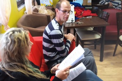 Učenie sa textov na dramatoterapiu s dobrovoľníčkou.