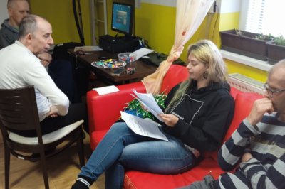 Učenie sa textov na dramatoterapiu s dobrovoľníčkou.