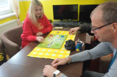 Hranie spoločenských hier s dobrovoľníčkou.